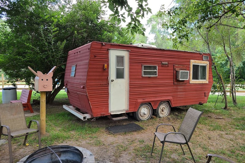 When-Pigs-Fly-Glamping-Nebraska-Airbnb view of red trailer with pig mailbox