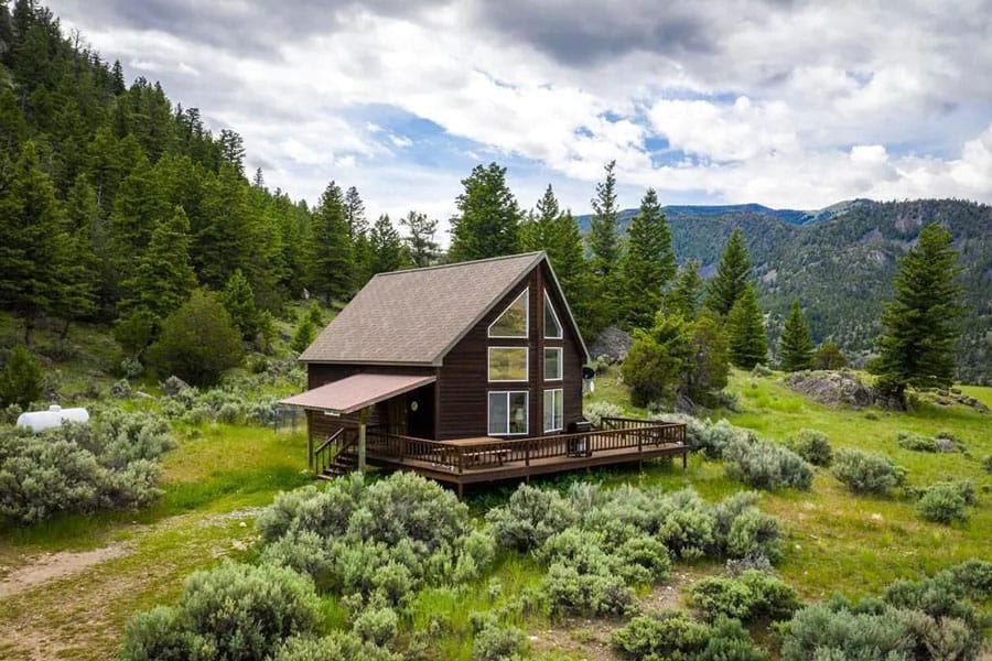 Glamping Yellowstone National Park: 9 Amazing Spots 9 Carbella Cabin near Yellowstone